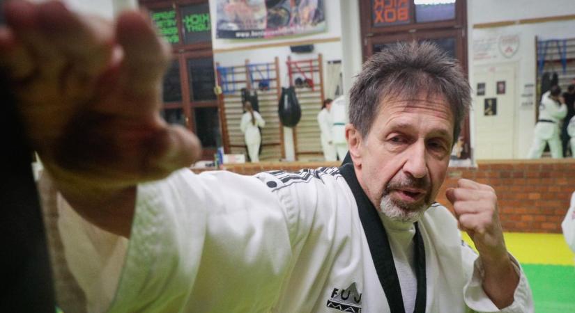 Térdsérülése ellenére sportol évtizedek óta, és még edző is lett