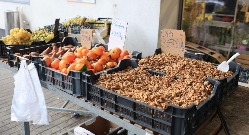 Készülnek a bejglik, a dió volt a sláger a szekszárdi piacon (képgaléria)