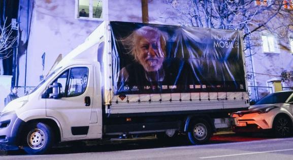 Így néz ki a Krasznahorkai Lászlót ünneplő NobelMobil, ami már javában járja a várost