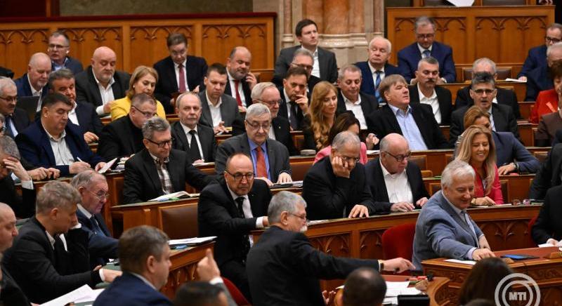 Elfogadta a 14. havi nyugdíj bevezetéséről szóló jogszabályt a magyar Országgyűlés