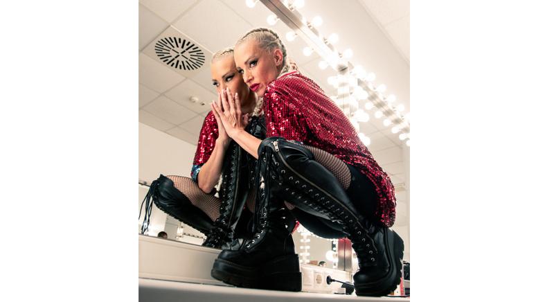 Még egy kedd: megjelent az Anna and the Barbies új dala