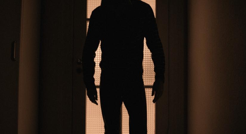 Lazítja a nemzetbiztonsági ellenőrzéseket a kormány egyes munkakörök esetében