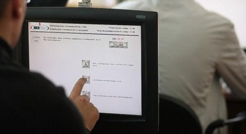 Elképesztő módszerekkel csalnak a tanulók a KRESZ vizsgán