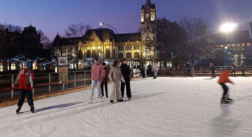 Korizás ünnepi hangulatban: idén is megnyitotta kapuit a városi jégpálya Félegyházán – videó