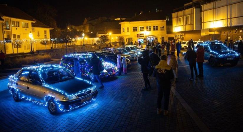 Ismét fényárba borul Eger: rekordszámú autóval tér vissza a karácsonyi fénykonvoj