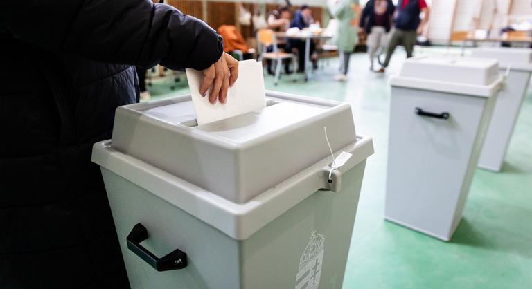 Medián: a szavazók minden korábbinál durvábbnak látják a 2026-os választási kampányt
