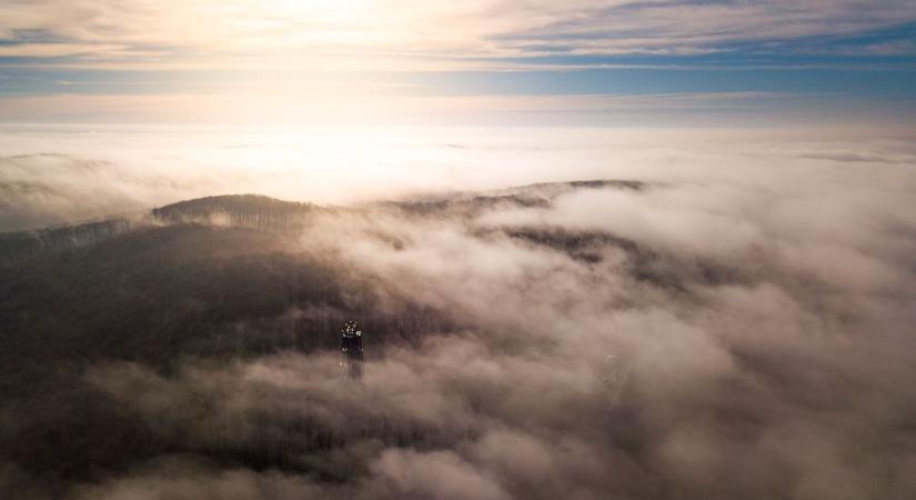 Földöntúli látványt nyújt a ködbe burkolózott Zselic