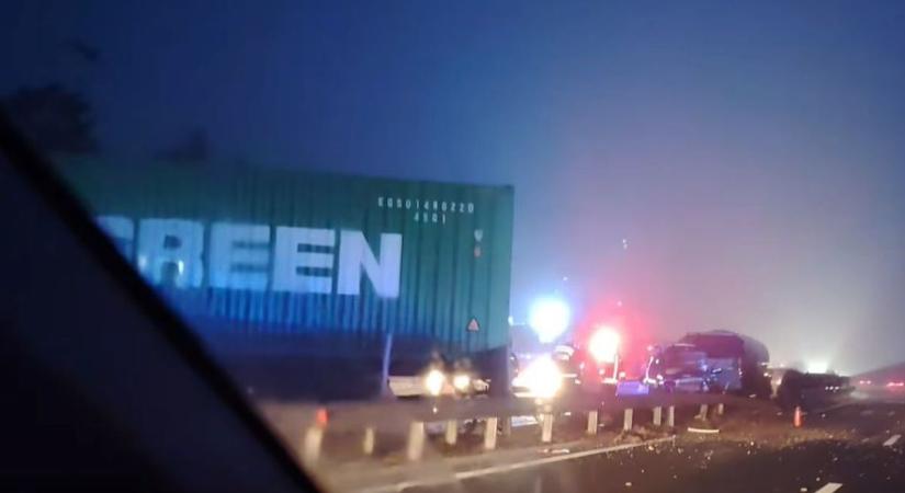 Súlyos kamionbaleset bénította meg a reggeli csúcsot