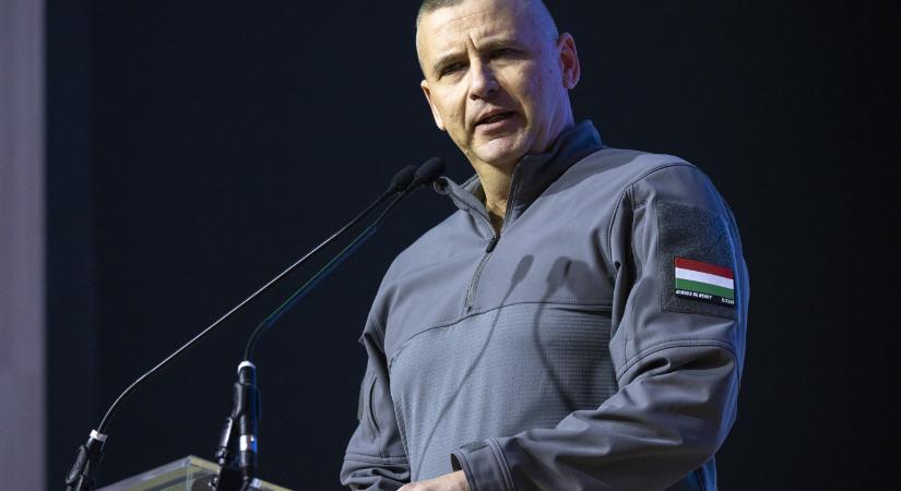 Szabálysértési eljárás indult Ruszin-Szendi ellen a fegyverviselése miatt