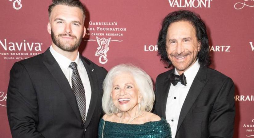 Álomszép címlapfotó készült a magyar származású TikTok-nagyiról: a 102 éves Carole Roth igazi díva