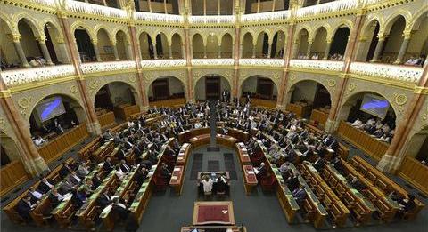 Országgyűlési határozatok – 14. havi nyugdíj, örökbefogadhatóság, digitális bizonyítványok