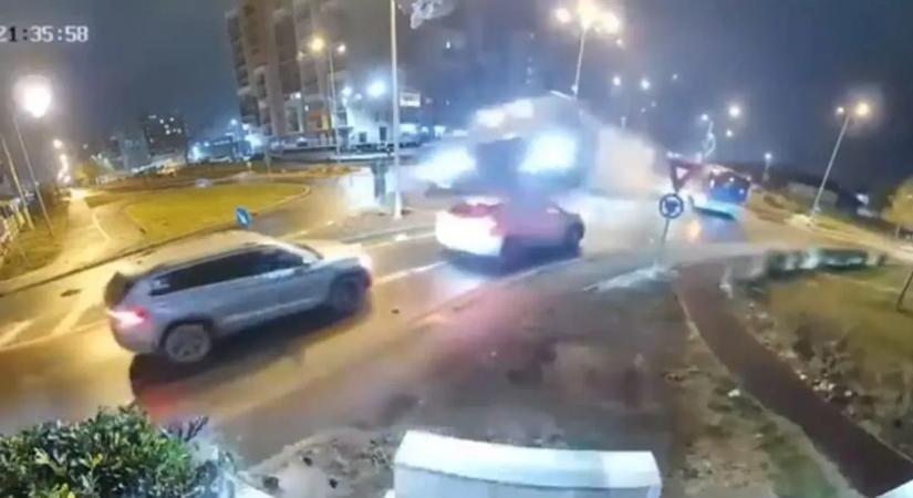 Sokkoló felvételek: A körforgalom felett repült át egy autó