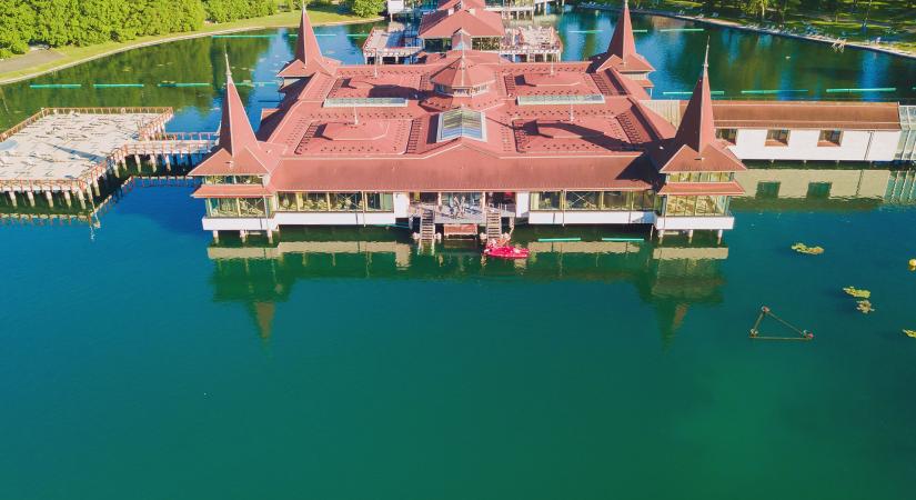 Lebontják a Hévízi Tófürdő központi épületét – Nemzetközi tervpályázatot írnak ki a terület fejlesztésére