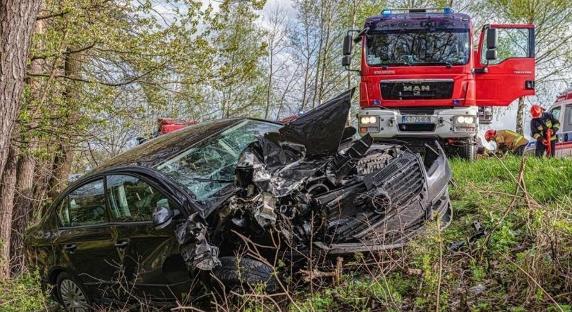 Árokba csapódott egy autó, a rendőrök és a mentők is a helyszínre érkeztek