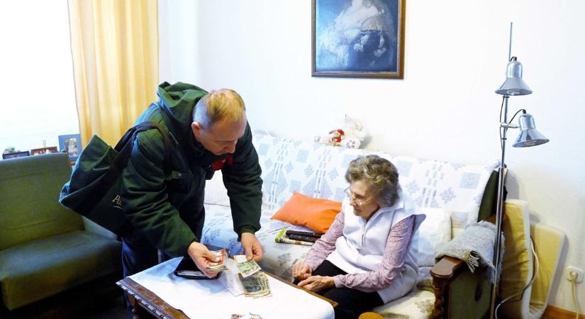 Megszavazta a parlament a 14. havi nyugdíjat, de a Tisza Párt elvenné azt is