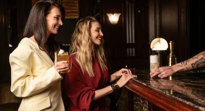 Szellemkastélyból koktélbirodalom – Klasszikus bárkultúrával tér vissza az élet az Adria-palotába