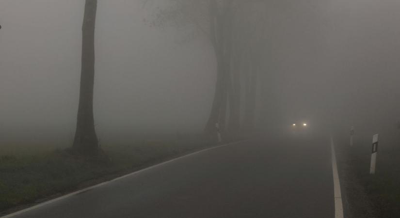 Sűrű köd nehezíti a közlekedést: figyelmeztetés lépett életbe Fejér vármegyére