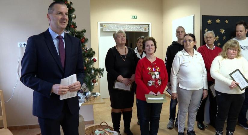 Adventi ajándékozás a Szociális Klubban – a város vezetése még sportszereket is vitt ajándékba