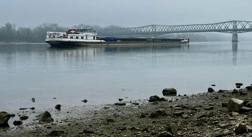A zátony fogságában, megfeneklett egy hajó Dunaföldvárnál – galéria, videó