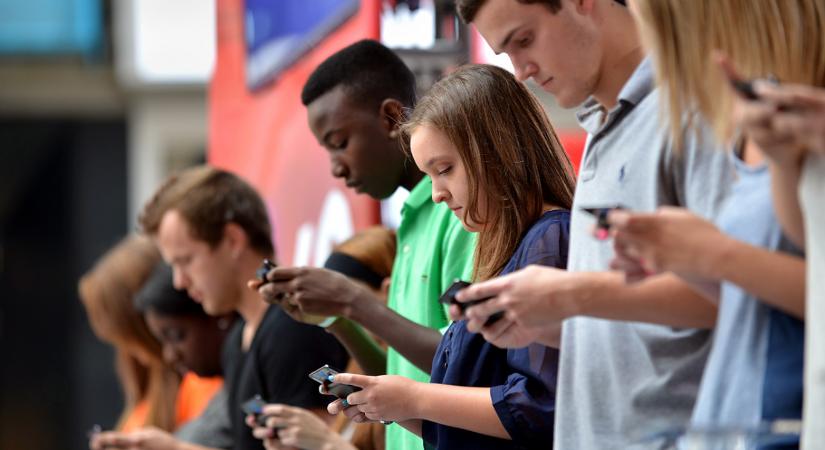 Betiltották a közösségi médiát a 16 éven aluliaknak Ausztráliában