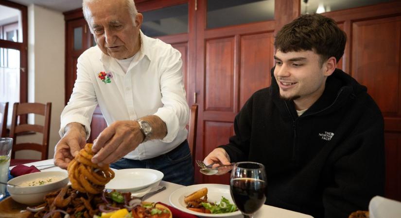 Ennek a meghívásnak nem tudott nemet mondani a francia fiú, végigette az étlapot a csárdában – videó