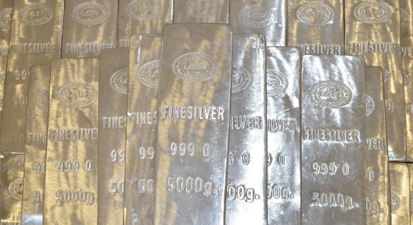 Elszabadult: gátlástalan, duplacsövű puskává változott az ezüst