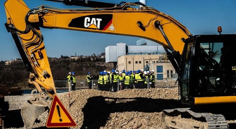 Magyarország visszakapta a tengeri kikötőjét, Moszkva elkezdett gyanakodni a béketárgyalásokon – a legolvasottabb közéleti cikkek februárban