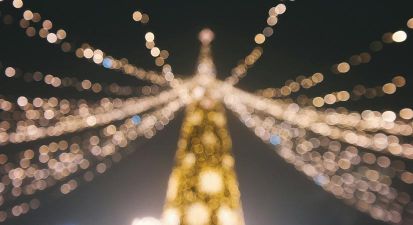 A karácsonyi lézerfények veszélyeztethetik a légi közlekedést – a nem biztonságos termékek vásárlása a fogyasztókra nézve is súlyos kockázatot jelent