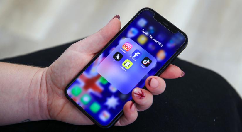 Hamarosan csak úgy léphetünk be az Egyesült Államokba, ha felmutatjuk ötévnyi közösségimédia-előzményünket