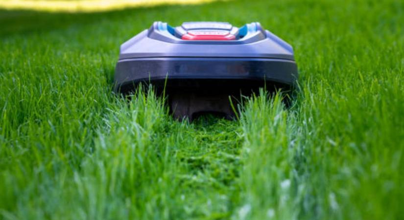 Husqvarna-panasz nyomán vizsgálja az EU a kínai robotfűnyírókat