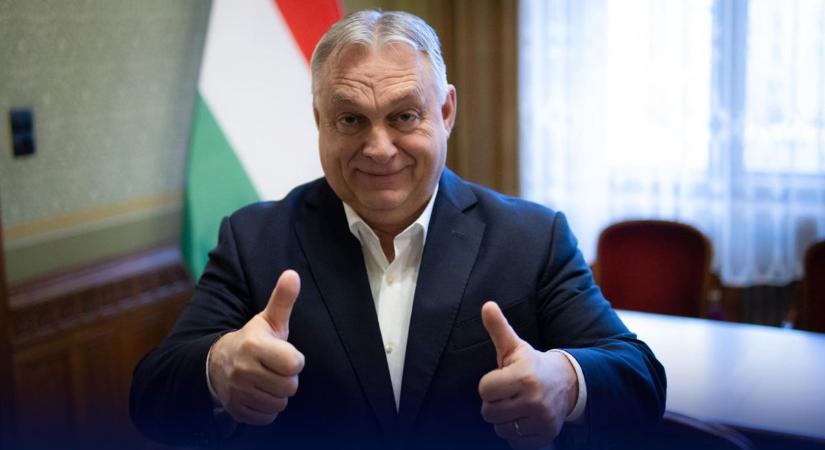 Orbán Viktor két feltartott hüvelykujjal üzeni a jó hírt: „Ezt már senki nem tudja megakadályozni!”