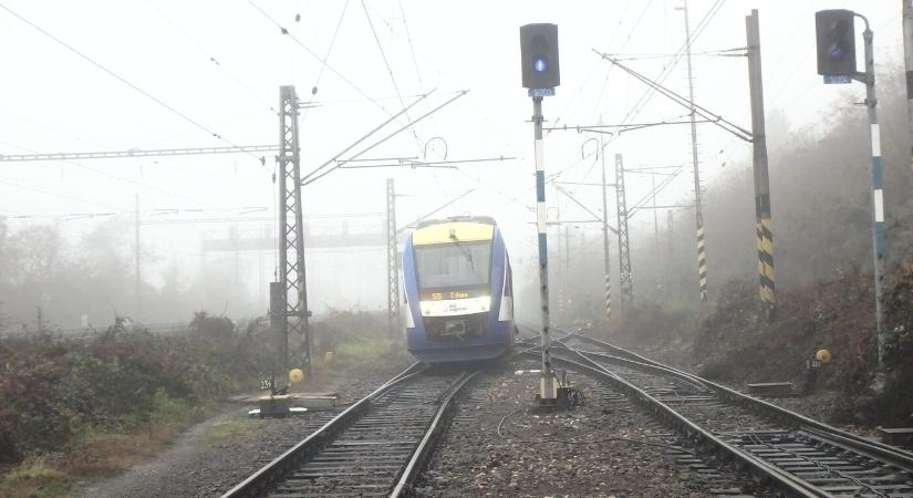 Szinte már naponta vannak balesetek a vasúton, de a Smer szerint a közlekedési miniszternek maradnia kell