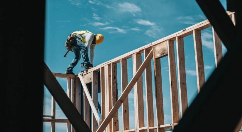 Kartellgyanú az építőiparban, több száz közbeszerzést vizsgál egyszerre a GVH