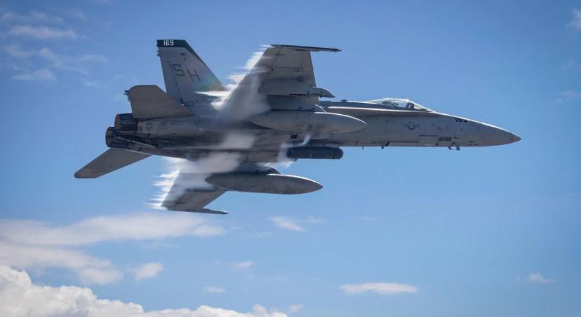 Nő a feszültség: amerikai vadászgépek cirkáltak Venezuela mellett