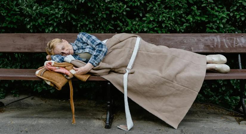 Hajléktalan nő támadt egy gyerekre Nyíregyházán – a nyakát szorongatta