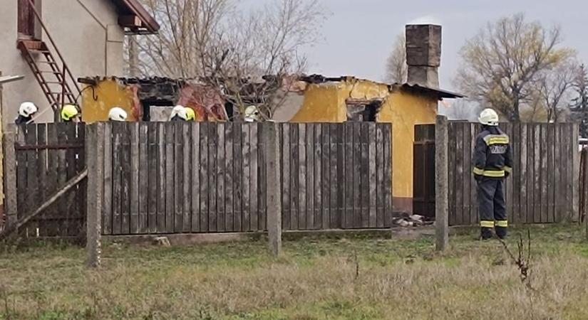 Rendőrök lettek figyelmesek a sűrű füstre, egy idős nőt találtak a lángoló épületnél – fotók, videó