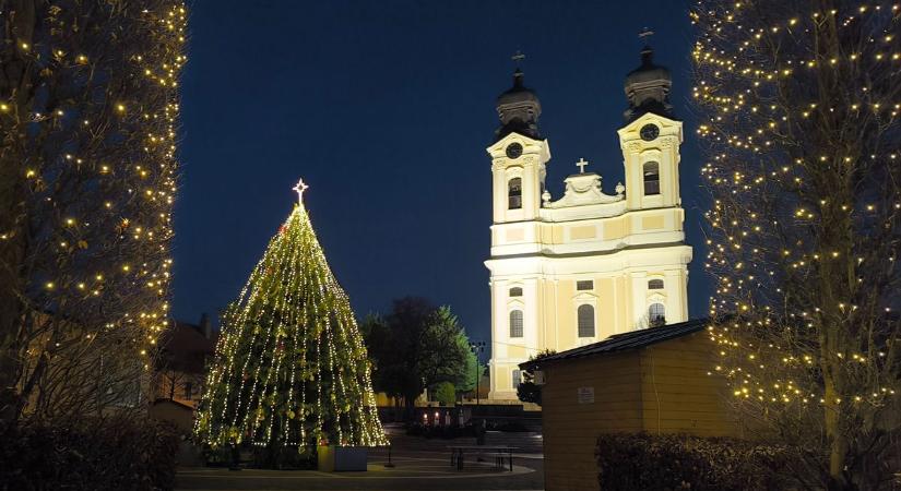 Már teljes pompájában tündököl Tata karácsonyfája