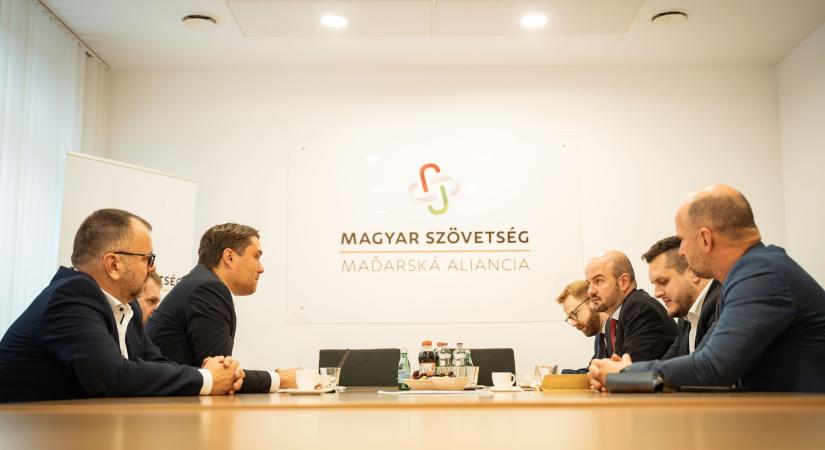 A szlovák jogrendszer szégyenéről egyeztetett szlovák pártokkal a Magyar Szövetség elnöke