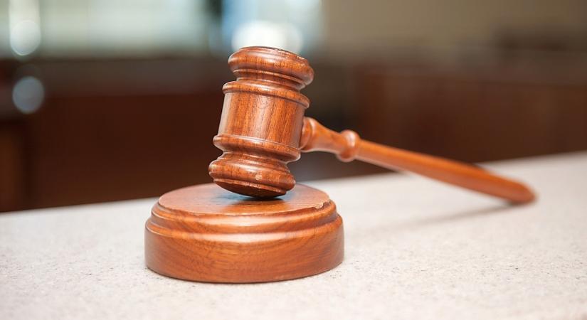 Több mint tíz év fegyházat is kaphat a férfi, aki késsel fenyegette, majd felgyújtotta várandós szeretőjét Balmazújvárosban