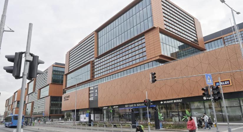 „Nem térdelünk le a Bayer előtt” – Zugló tisztességes kompenzációt követel a Bosnyák téri szörnyért Balázs Attilától