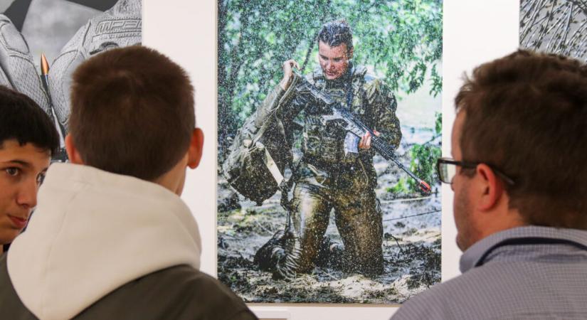 Katonai fotós képeiből nyílt kiállítás a kulturális központban