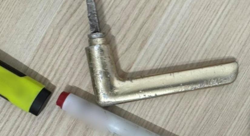 Újabb négy tetű őrizetben, ablakkilinccsel ütötték a gyerekek fejét a Szőlő utcában