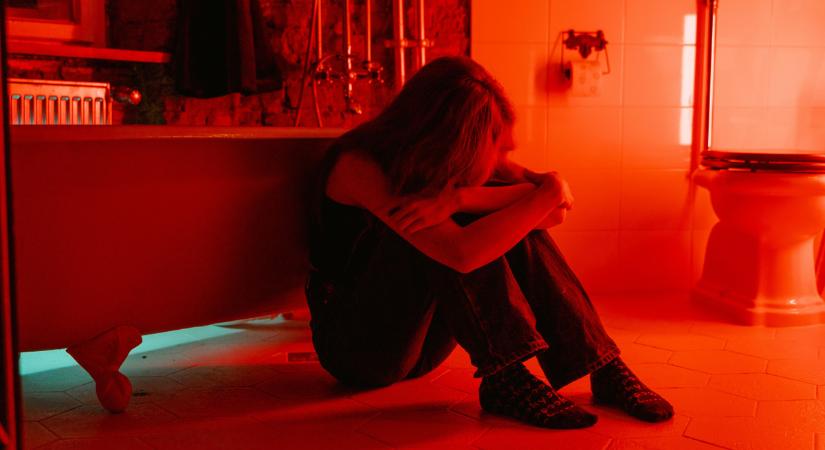 „Ujjnyi hosszúságú vérrögöket ürítettem, miközben üvöltöttem a fájdalomtól”: mély zuhanásáról vallott a drogfüggő
