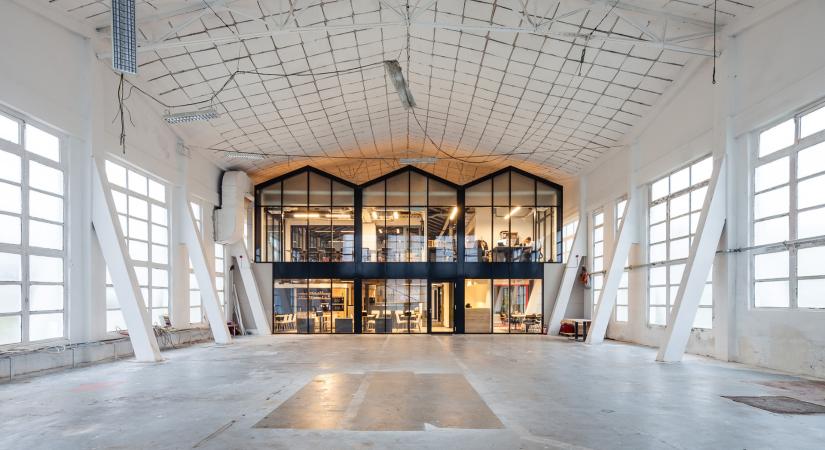 Nemzetközi díjat nyert a minusplus ipari csarnokból kialakított irodája