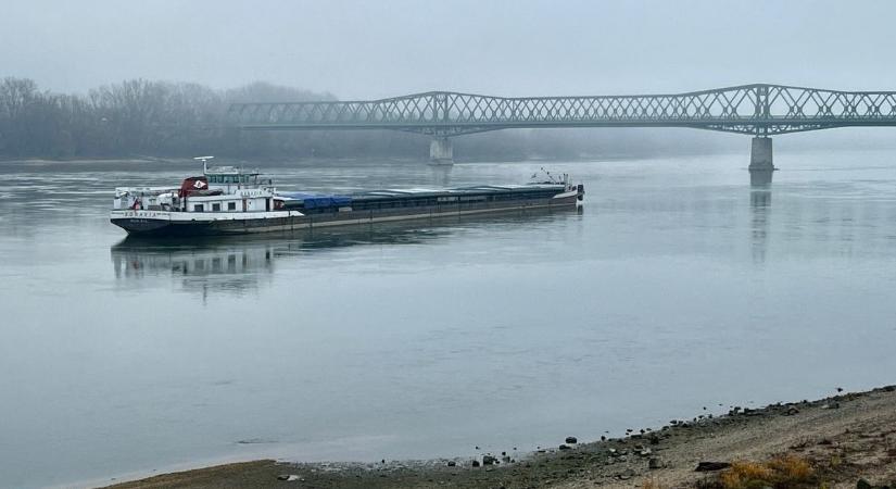 Újra zátonyra futott egy teherszállító Dunaföldvárnál
