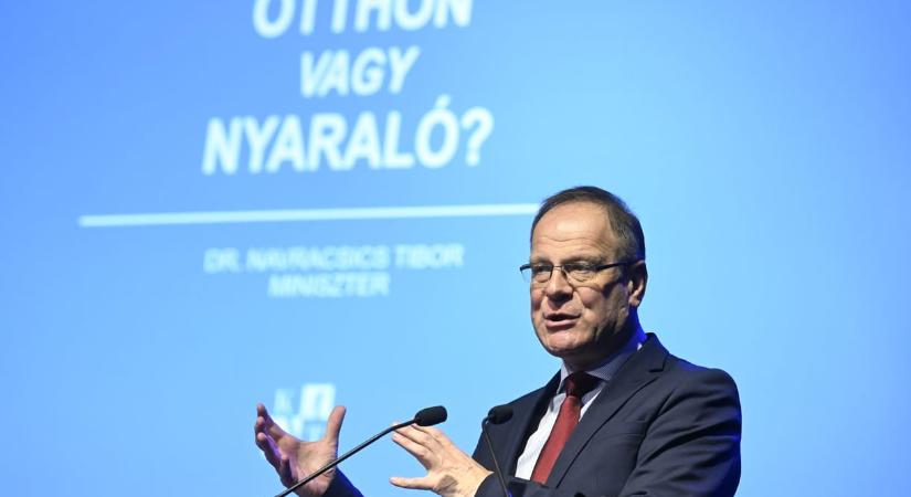 Navracsics kiszivárgott brüsszeli levélben magyarázza a minisztériumi korrupciós botrány utóéletét