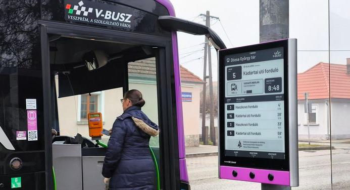 V-BUSZ – Új utastájékoztatók tíz megállóban