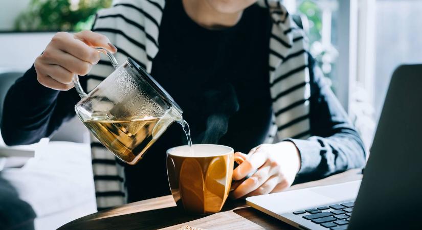 Sokan nem tudják: komoly veszélyt jelenthet, ha így fogyasztja a teát