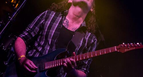 Családias este egy zseniális gitárossal - Kékkői Zalán koncertjén jártunk