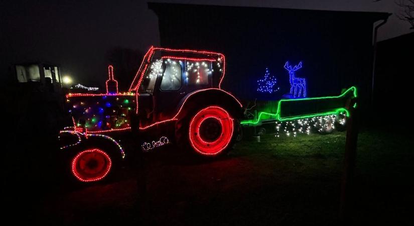 Bármit is feldíszíthet, aki Csökölyben lakik, még a traktor is ragyog a faluban